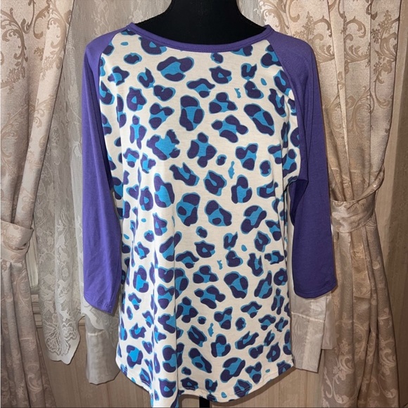 LuLaRoe Tops - LuLaRoe Randy Tee